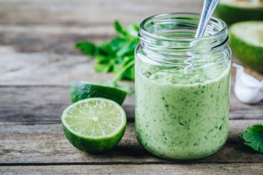 avokado, kireç ve Salantro cam kavanozda yeşil salata sosu 