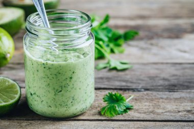 avokado, kireç ve Salantro cam kavanozda yeşil salata sosu 