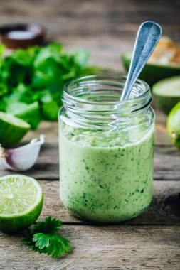 avokado, kireç ve Salantro cam kavanozda yeşil salata sosu 