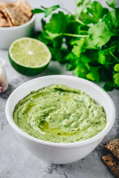 Avocado-Dip mit Koriander und Limette — Stockfoto