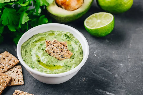 Avocado dip with cilantro and lime — Stock Photo, Image