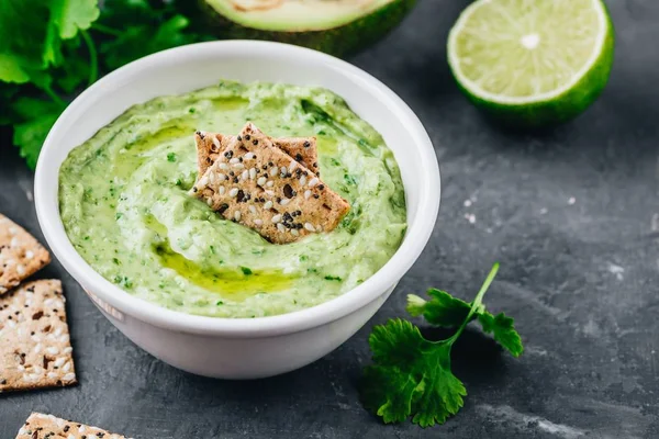 Avocado dip with cilantro and lime — Stock Photo, Image