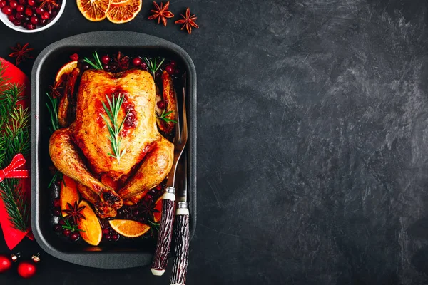 Pollo o tacchino al forno con spezie, arance e mirtilli rossi — Foto Stock