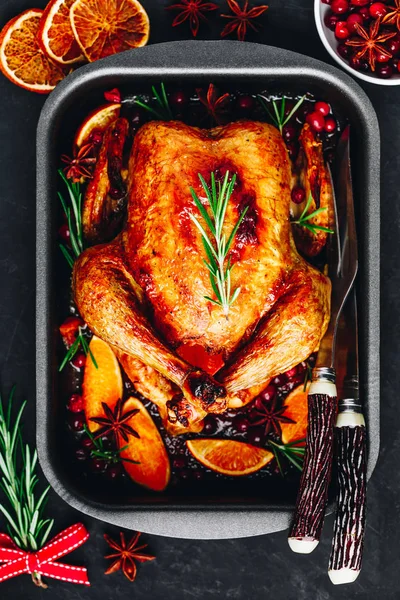Ψητό κοτόπουλο ή γαλοπούλα με μπαχαρικά, πορτοκάλια και cranberries για τα Χριστούγεννα ή τις Ευχαριστίες — Φωτογραφία Αρχείου