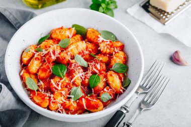 Domates soslu geleneksel İtalyan patatesi Gnocchi, parmesan peyniri ve taze fesleğen. 