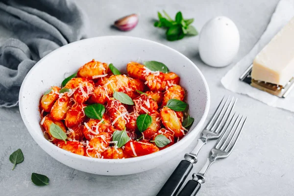 Traditionele Italiaanse aardappel Gnocchi met tomatensaus, parmezaanse kaas en verse basilicum — Stockfoto