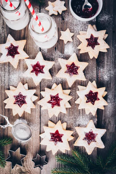リンザークリスマスクッキーは、木製の背景にラズベリージャムでいっぱい. — ストック写真