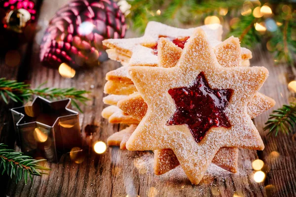 Різдвяне печиво Linzer, наповнене малиновим джемом на дерев'яному фоні . — стокове фото