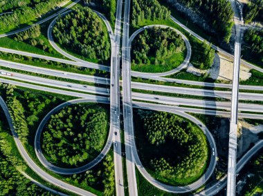 Finlandiya 'da çevre yolu ve yeşil ormanlarla çevrili üstgeçit.