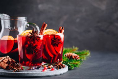 Noel sangriası veya elmalı, portakallı, nar ve tarçınlı sıcak şarap.. 