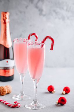 Şenlikli Noel içeceği Naneli Bark Mimosa kokteyli şampanya ya da şarap ve şeker kamışı. 