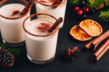 Geleneksel Noel içkisi krem şantili ve tarçınlı, koyu taşlı eggnog.. 