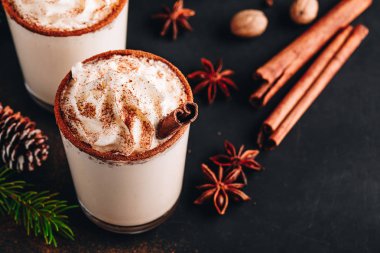 Geleneksel Noel içkisi krem şantili ve tarçınlı, koyu taşlı eggnog.. 