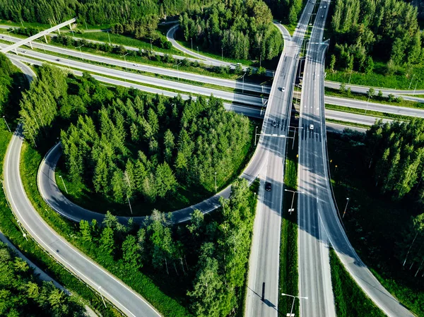 Vista aérea de la autopista y paso elevado con bosques verdes en Finlandia . — Foto de Stock