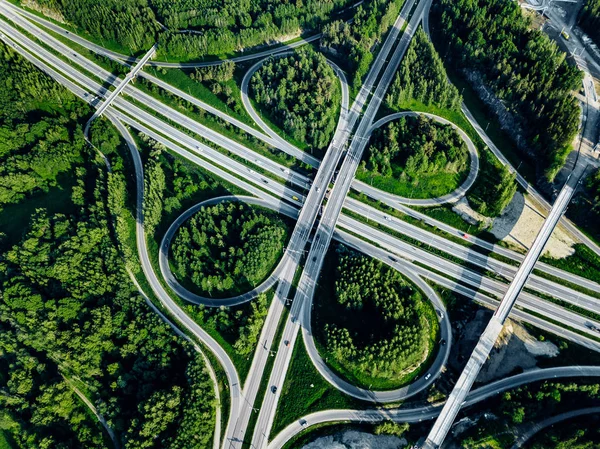 Vista aérea de la autopista y paso elevado con bosques verdes en Finlandia . — Foto de Stock