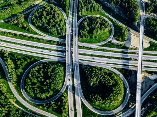 Vista aerea dall'alto dell'autostrada e del cavalcavia con foreste verdi in Finlandia . — Foto Stock