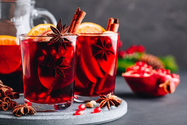 Karácsonyi sangria vagy forralt bor almával, naranccsal, gránátalmával és fahéjjal. — Stock Fotó