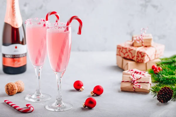 Bebida festiva de Navidad Peppermint Bark Cóctel Mimosa con champán o prosecco y bastón de caramelo — Foto de Stock