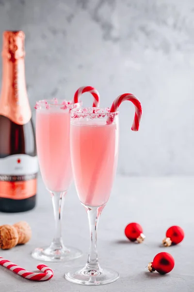 Bebida festiva de Natal Casca de hortelã-pimenta Cocktail Mimosa com champanhe ou prosecco e cana-de-açúcar — Fotografia de Stock