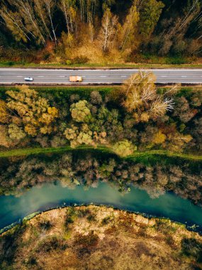 Sonbahar renk ormanlarındaki nehir ve yol manzarası