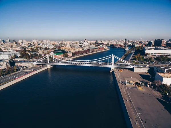 Vista aérea del puente de Crimea (Krymsky) sobre el río Moscú en la ciudad de Moscú, Rusia — Foto de Stock