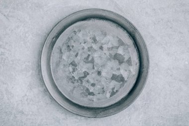 Boş yuvarlak metal plaka gri beton arka plan, üst görünüm, 
