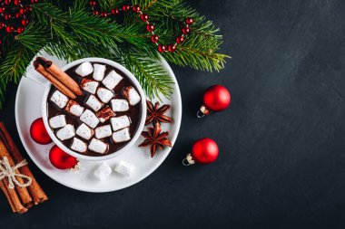 Noel tatili için marşmelovlu Ginger Tarçınlı Sıcak Çikolata.  