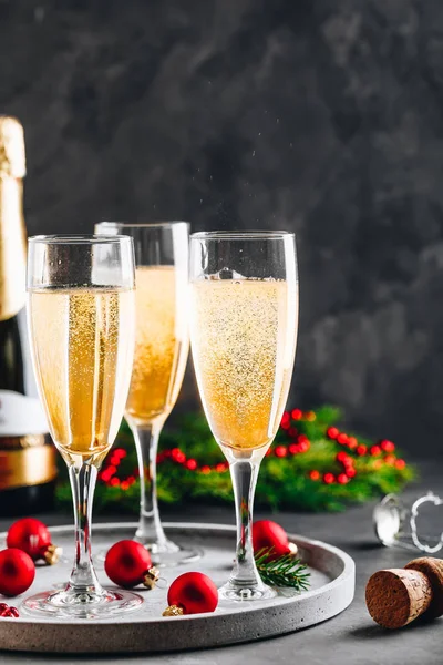 Taças de champanhe ou prosecco. Natal e Ano Novo feriados fundo . — Fotografia de Stock