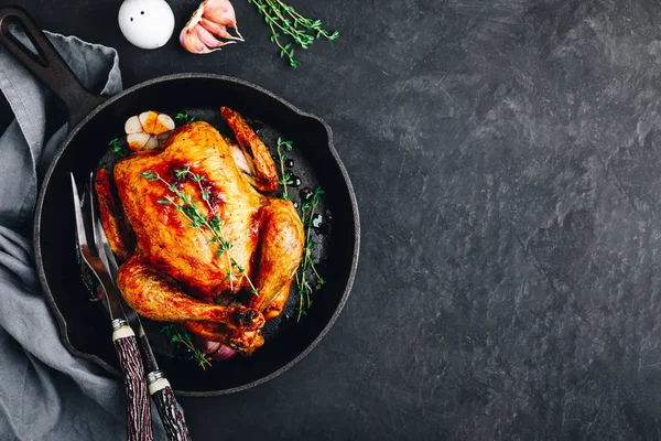 Жареный жареный цыпленок на сковороде из чугуна — стоковое фото