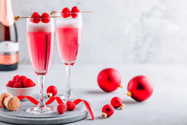 Cocktail de framboesa rosa Mimosa com champanhe ou prosecco — Fotografia de Stock