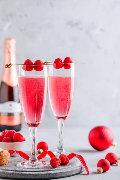 Cocktail de framboesa rosa Mimosa com champanhe ou prosecco — Fotografia de Stock