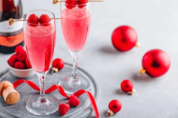 Cocktail de framboesa rosa Mimosa com champanhe ou prosecco — Fotografia de Stock