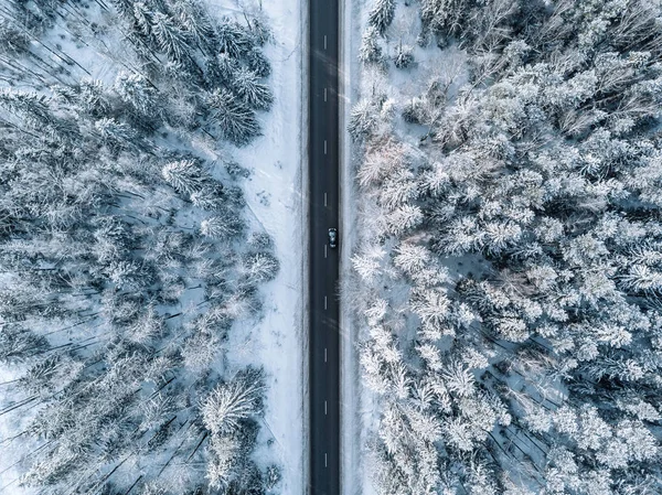 Αεροφωτογραφία του χειμερινού δρόμου και του δάσους με χιονισμένα δέντρα στη Φινλανδία — Φωτογραφία Αρχείου