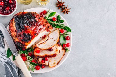 Kızılcık soslu jöleli jambon. Baharatlı kızarmış Holiday Pork. Üst görünüm.