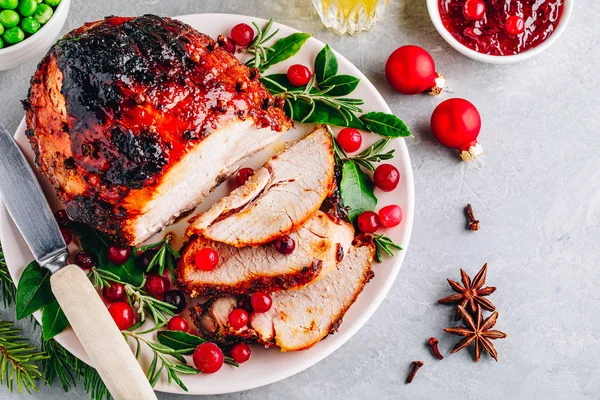 Jamón glaseado de Navidad con salsa de arándanos. Carne de cerdo de vacaciones asada . —  Fotos de Stock