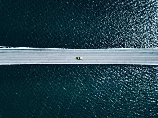 Vista aérea de la carretera puente con coches sobre el lago o el mar en Finlandia — Foto de Stock