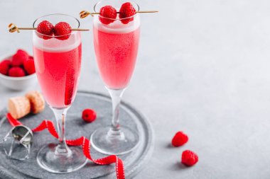 Sevgililer Günü için şampanya ya da Prosecco ile pembe kokteyl ve taze ahududu. 