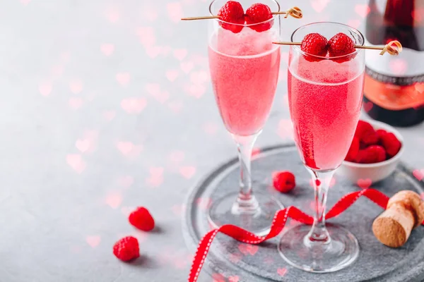 Coquetel rosa com champanhe ou prosecco e framboesas frescas para o dia dos namorados . — Fotografia de Stock