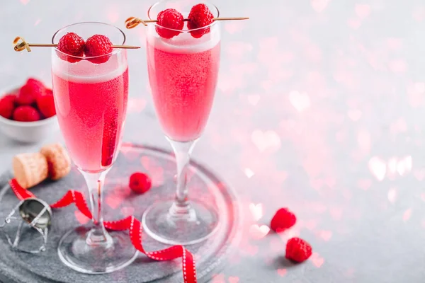Coquetel rosa com champanhe ou prosecco e framboesas frescas para o dia dos namorados . — Fotografia de Stock