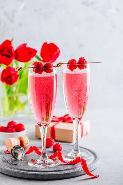Cóctel rosa con champán o prosecco y frambuesas frescas para el día de San Valentín . — Foto de Stock