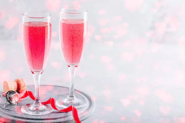 Coquetel rosa com champanhe ou prosecco para o dia dos namorados . — Fotografia de Stock