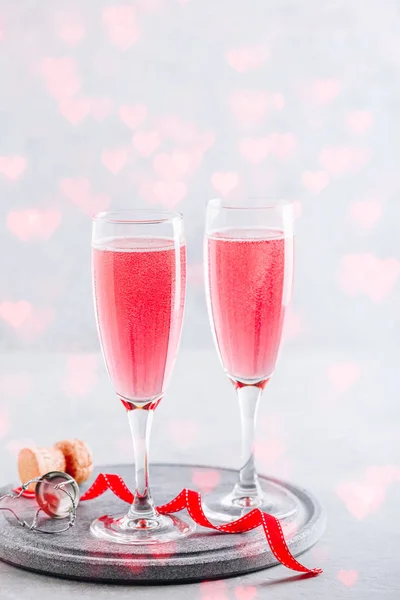 Rosafarbener Cocktail mit Champagner oder Prosecco zum Valentinstag. — Stockfoto