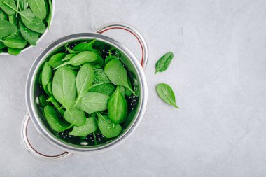 Taze ıspanak Yaprakları. Vejetaryen ya da vejetaryen salatası ya da smoothie için süzgeçte çiğ ıspanak..