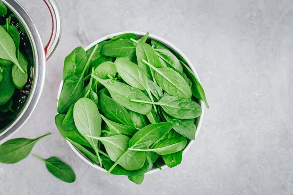 Folhas de espinafre frescas. Espinafre cru em uma tigela para salada vegetariana ou vegan ou smoothie . — Fotografia de Stock
