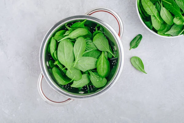 Folhas de espinafre frescas. Espinafre cru em um escorredor para salada vegetariana ou vegan ou smoothie . — Fotografia de Stock