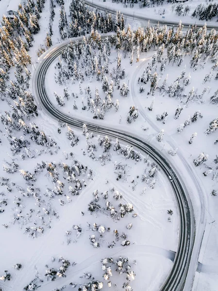 Levegő kilátás kanyargós Windy Road havas erdőben télen Finnország — Stock Fotó