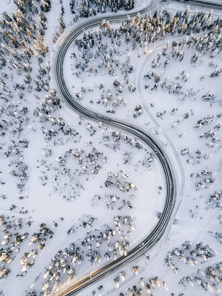 Αεροφωτογραφία της Curvy Windy Road σε χιονισμένο δάσος στη χειμερινή Φινλανδία — Φωτογραφία Αρχείου