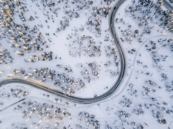 Αεροφωτογραφία της Curvy Windy Road σε χιονισμένο δάσος στη χειμερινή Φινλανδία — Φωτογραφία Αρχείου