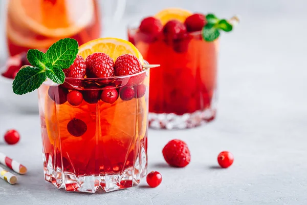 Framboesa Cranberry Sangria Punch ou Mojito em vidro com fatias de laranja e hortelã — Fotografia de Stock