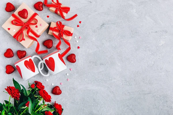 Fondo de San Valentín con corazones rojos, cajas de regalo con cintas rojas y rosas rojas . — Foto de Stock